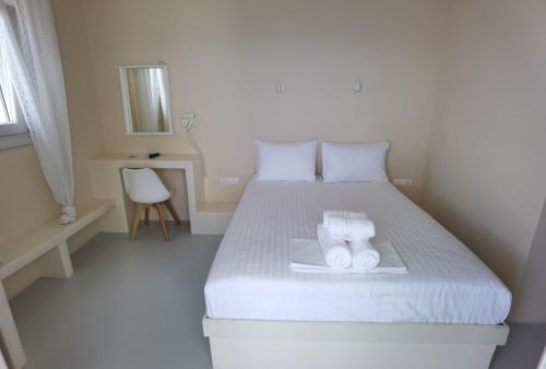 伊拉凱利亞的住宿－Villa Panorama，一间卧室配有一张床,上面有两条毛巾
