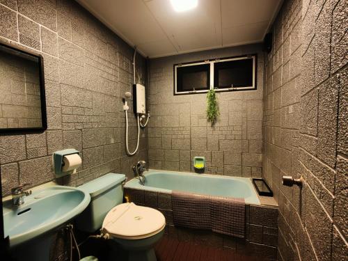 ein Badezimmer mit einer Badewanne, einem WC und einem Waschbecken in der Unterkunft The Jewel with FREE WiFi and Box TV in Bentong
