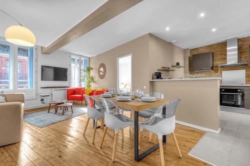 une cuisine et un salon avec une table et des chaises dans l'établissement Don Capitolium - A 2 pas de la place du Capitole, à Toulouse