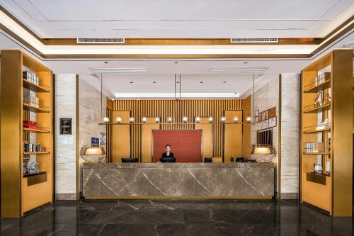 Vstupní hala nebo recepce v ubytování Lucky Holiday International Hotel Pazhou Convention and Exhibition Center Zhujiang New Town Branch - Free Shuttle Bus to Canton Fair Complex During Canton Fair Period & Overseas Buyers Registration Service & Free VPN Internet Access