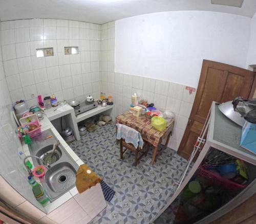 un baño pequeño con lavabo y mesa. en Sendangarum Village Guest House Jogja, 