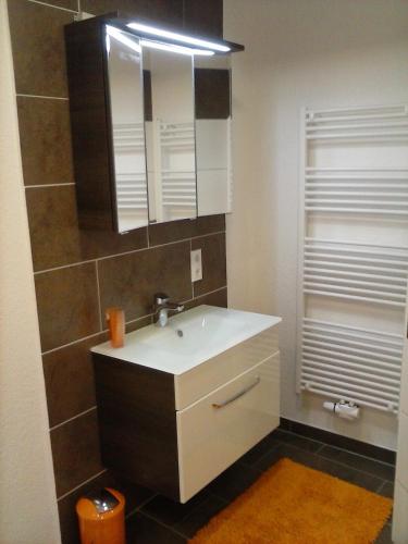 a bathroom with a sink and a mirror at Am Schiefen Turm in Bad Frankenhausen