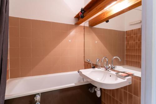 La salle de bains est pourvue d'un lavabo et d'une baignoire. dans l'établissement Studio Camargue, à Nîmes