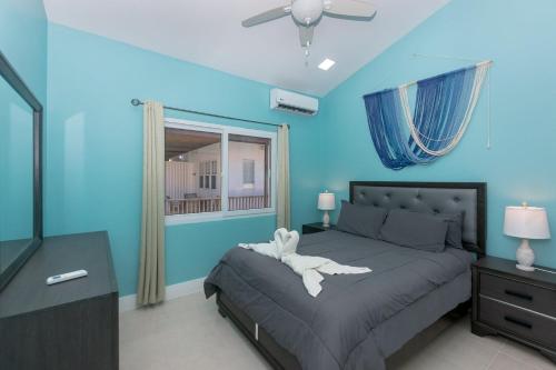 Voodi või voodid majutusasutuse Coral Cove at Jardines de Catalina condo toas