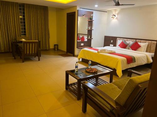 达尔瓦德M R Residency Dharwad.的配有床和沙发的酒店房间