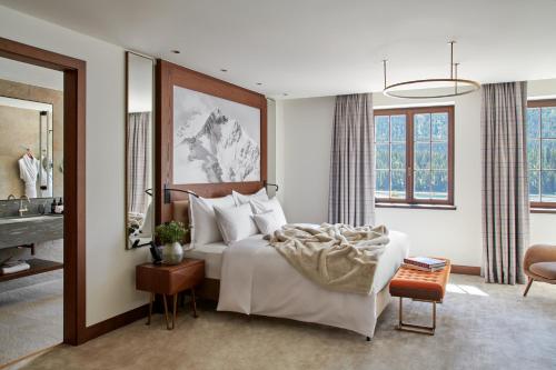 Postel nebo postele na pokoji v ubytování Hotel GRACE LA MARGNA ST MORITZ