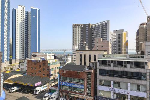 - une vue sur une ville avec de grands bâtiments dans l'établissement Bonatree Hotel, à Busan