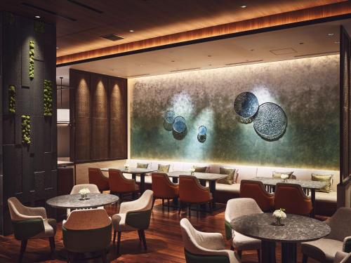 um restaurante com mesas e cadeiras e um quadro na parede em ANA InterContinental Appi Kogen Resort, an IHG Hotel em Hachimantai