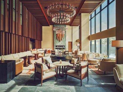 八幡平市的住宿－ANA InterContinental Appi Kogen Resort, an IHG Hotel，大堂设有桌椅和吊灯。