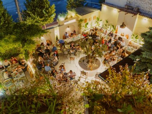 una vista aérea de un restaurante con gente sentada en las mesas en Barba Boutique Hotel, en Korçë