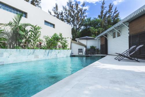 a swimming pool in the backyard of a house at Ilet du Lagon in La Saline les Bains