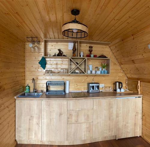una cocina en una cabaña de madera con encimera en Silent Hill, en Batumi