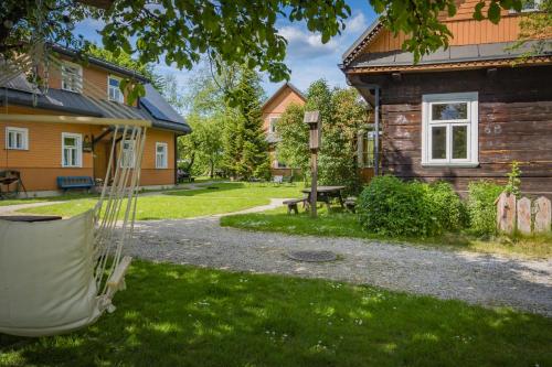 una casa con una mesa de picnic en el patio en Sioło Budy, en Budy