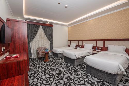 Una cama o camas en una habitación de Ghalyt Ohud