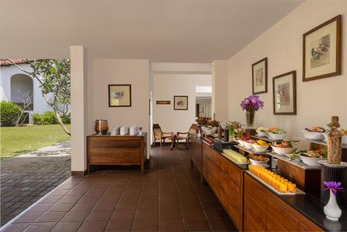 una linea a buffet in un resort con cibo in esposizione di Heritance Ayurveda - All Meals and Treatments a Bentota