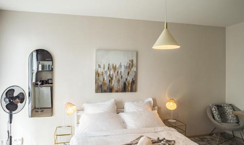 a bedroom with a bed and a painting on the wall at Voltaire Wolf Suite - 5 min Hypercentre - Parking Privé in Troyes