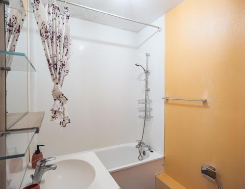 a bathroom with a sink and a shower at Voltaire Wolf Suite - 5 min Hypercentre - Parking Privé in Troyes