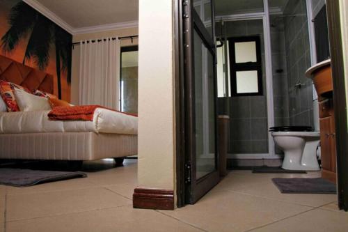 ein Wohnzimmer mit einem Sofa und einem WC in der Unterkunft Lerea Holiday Home in Vaal Marina