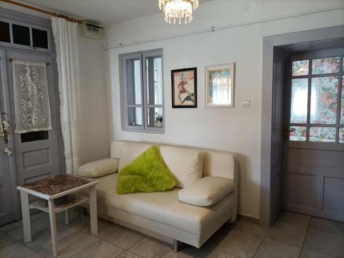 a living room with a couch and a table at Ferienhaus Somloi Sellö in Somlószőlős