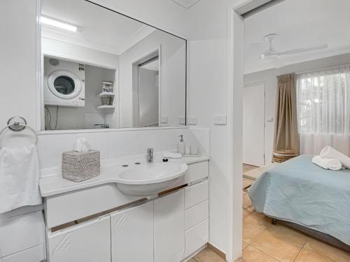 Bilik mandi di Sails on Horseshoe Apartment 6