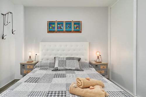 een slaapkamer met een bed en twee nachtkastjes bij Acapulco Playa 314 in Nerja
