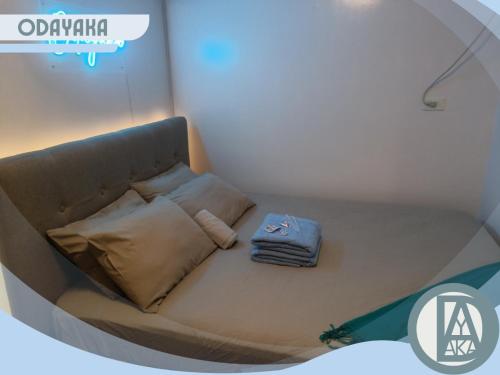 Un pat sau paturi într-o cameră la Odayaka Staycation Marilao Bulacan
