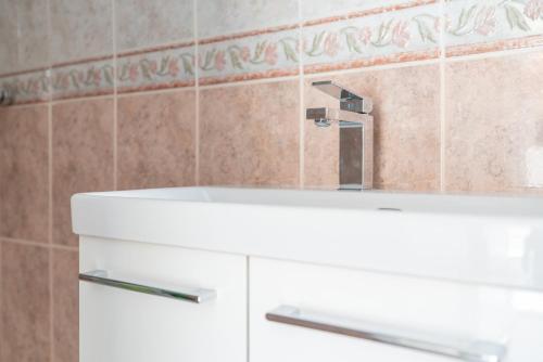 een badkamer met een witte wastafel en een douche bij Maison de pecheur la rose des vents in Valras-Plage