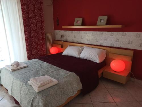 a bedroom with a bed with two lamps on it at Διαμέρισμα 110 Μ στον Λαγκαδά in Lagadas