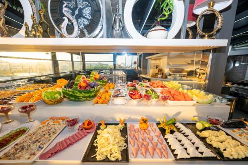 een buffet met eten op een cruiseschip bij Arden City Hotel-Special Category in Istanbul