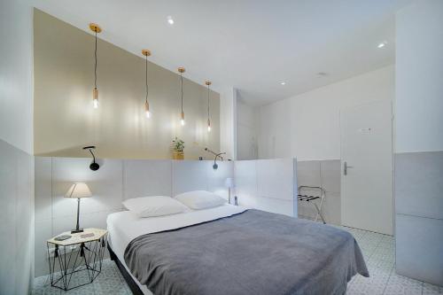 - une chambre avec un grand lit et 2 tables dans l'établissement JOLI STUDIO AVEC TERRASSE CANNES CENTRE a0b169, à Cannes