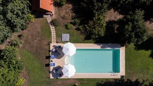 an overhead view of a swimming pool with umbrellas at VILLA SPRECA_Un'elegante oasi di pace in Capranica