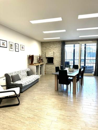 Le Mandorle Apartment tesisinde bir oturma alanı