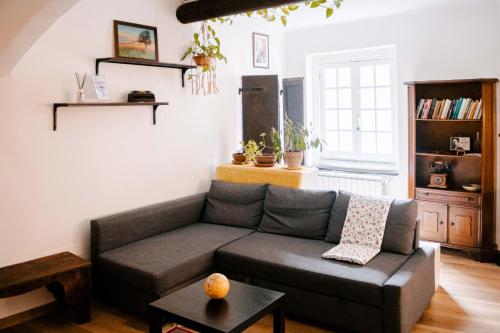 een woonkamer met een bank en een tafel bij Il Nido Luminoso Acquario-Genova Centro Storico in Genua