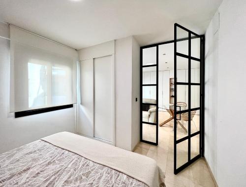 ein Schlafzimmer mit einem Bett und einem Spiegel in der Unterkunft Suite Deluxe Gondomar in Córdoba