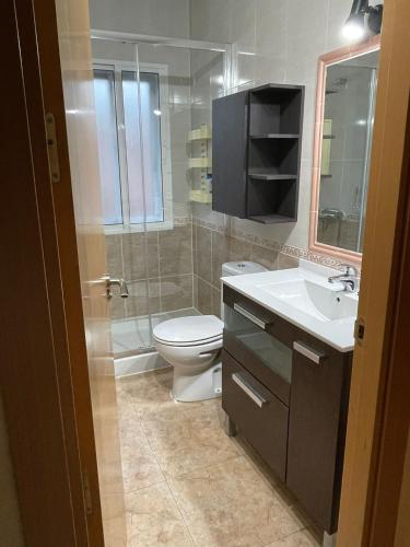 a bathroom with a toilet and a sink at Habitación económica en Madrid Sur in Getafe