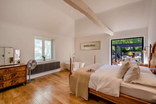 ein Schlafzimmer mit einem großen Bett und einem Fenster in der Unterkunft The Willows by Bloom Stays in 