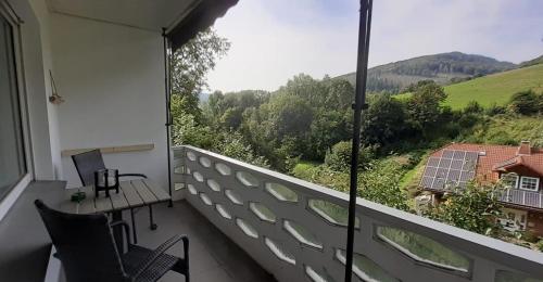 balcón con vistas a la montaña en FeWo Hirschblick, en Brilon