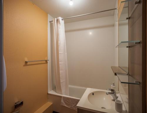 a bathroom with a sink and a shower at Voltaire Lion Suite - 5 min Hypercentre in Troyes