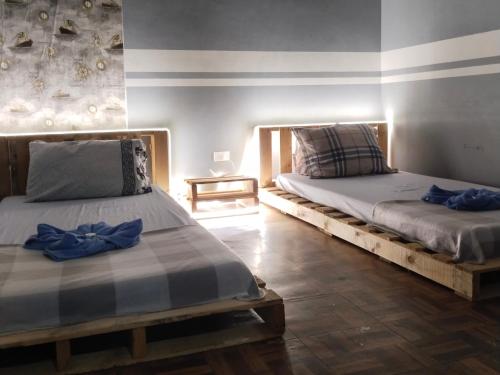 2 Betten nebeneinander in einem Zimmer in der Unterkunft Napsule Suites in Davao City