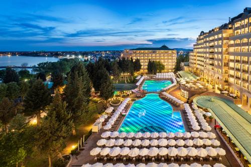 een uitzicht over het zwembad van het hotel met parasols bij Sol Nessebar Palace All Inclusive in Nesebar