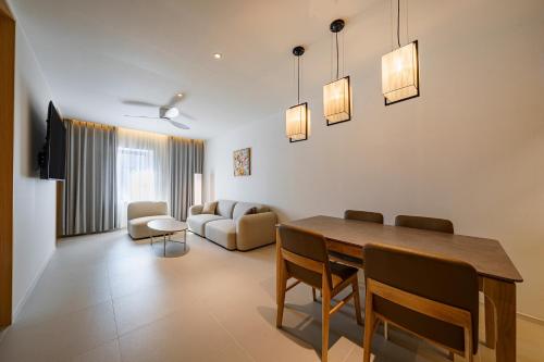 a living room with a dining room table and chairs at Brown Dot Hotel Daegu Suseong in Daegu