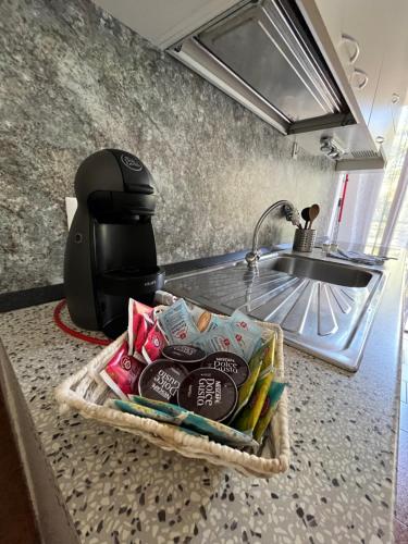 un panier de nourriture assis sur un comptoir à côté d'un évier dans l'établissement Appartamento Vacanze Da Dilly, à Tirano