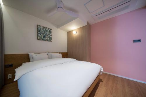 a bedroom with a large white bed in it at Brown Dot Hotel Daegu Suseong in Daegu