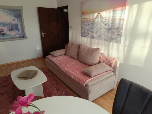 sala de estar con sofá y mesa en Ferienwohnung zum Glück, en Bad Kissingen