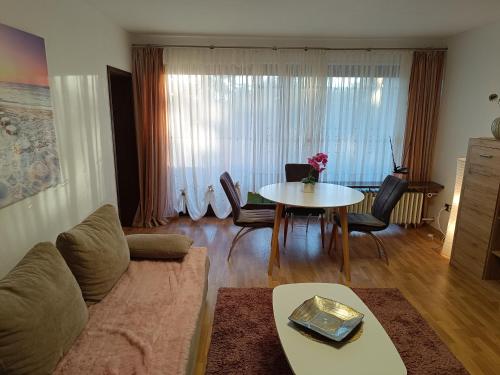 sala de estar con sofá y mesa en Ferienwohnung zum Glück, en Bad Kissingen