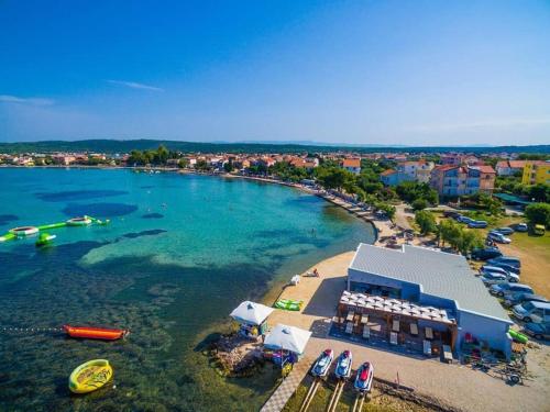 - une vue aérienne sur une plage avec des bateaux dans l'eau dans l'établissement Room in Sukosan with balcony, air conditioning, WiFi 5188-4, à Sukošan