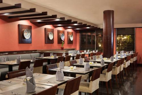 ห้องอาหารหรือที่รับประทานอาหารของ Hotel Santika Premiere Semarang