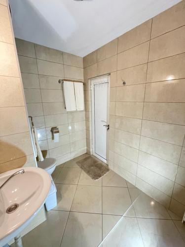 y baño con lavabo y aseo. en Varna City Apartment, en Varna