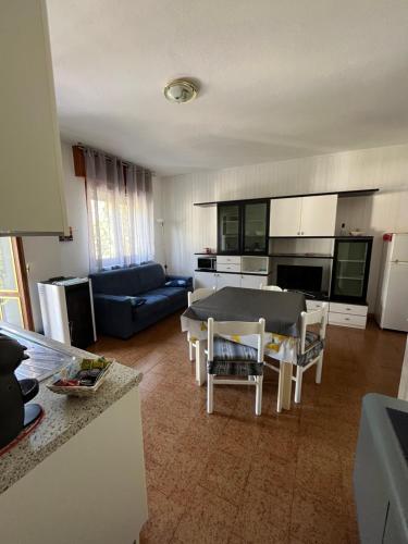 Il comprend une cuisine et un salon avec une table et des chaises. dans l'établissement Appartamento Vacanze Da Dilly, à Tirano