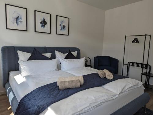 a large bed with two towels on top of it at ViLiPa-Apartments modernes Wohnen mitten im Zentrum am Bachhaus in Eisenach